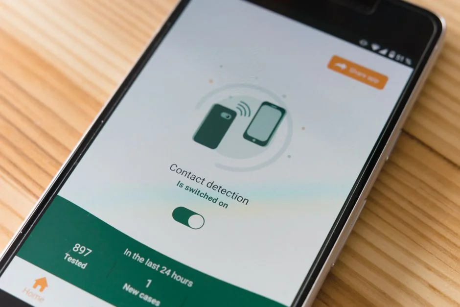 Réunion professionnelle dans un café, avec un ordinateur portable présentant une stratégie SEO. Idéal pour des concepts liés aux affaires.